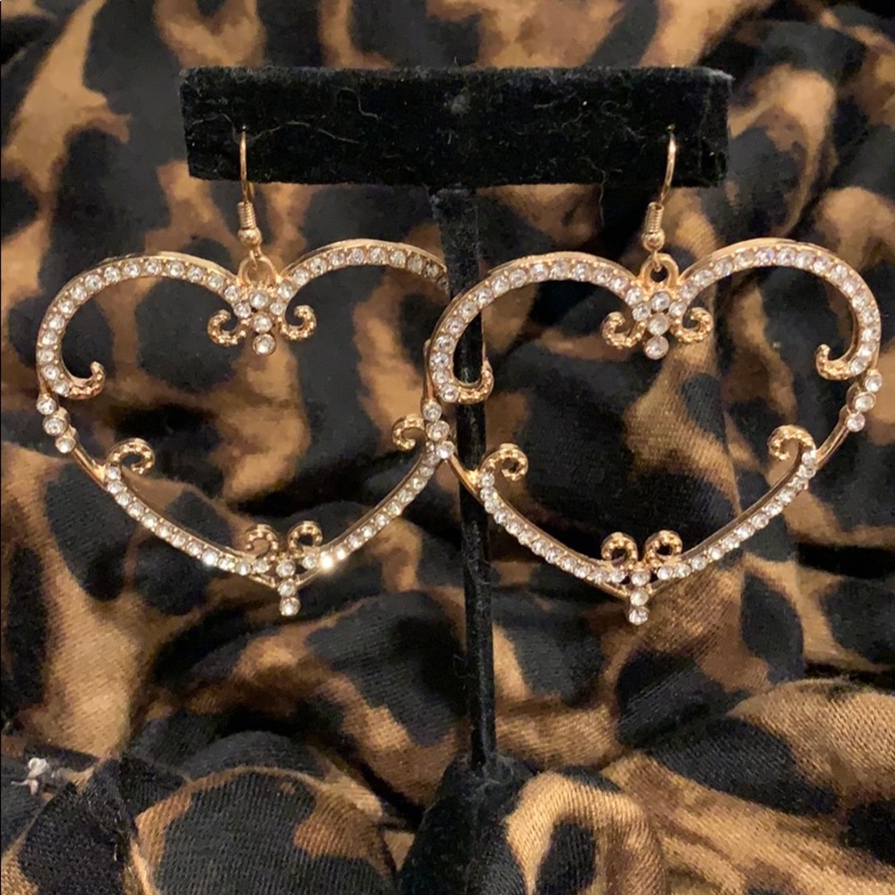 Super cute heart earrings